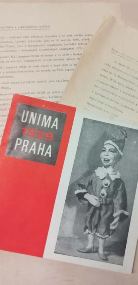 UNIMA 1929 Praha – historická publikácia s bábkou